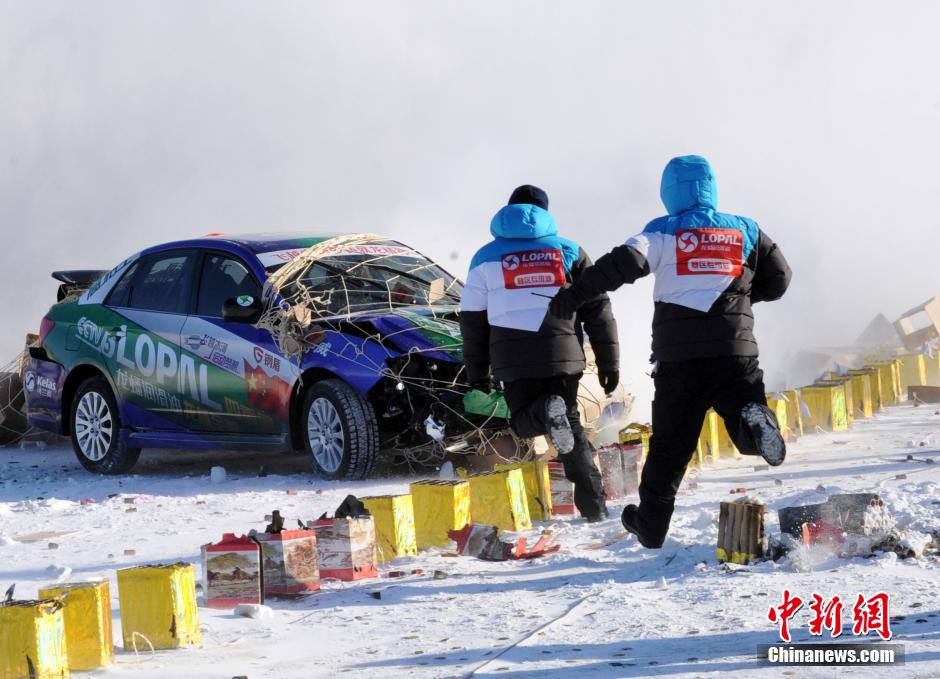 謝雨均駕駛賽車在黑龍江黑河段飛越冰河。中新社發(fā) 邱齊龍 攝