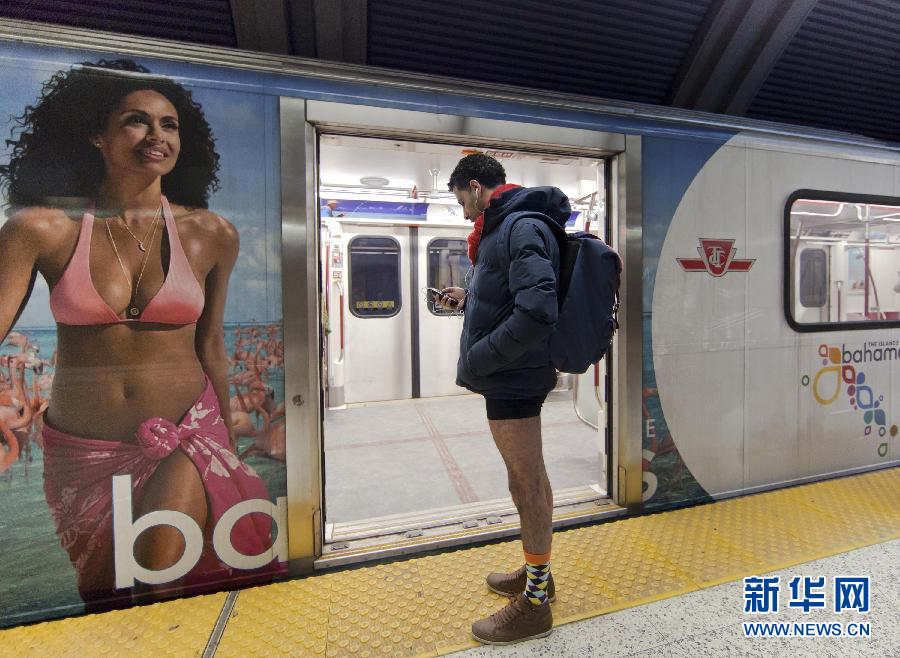 1月12日，在加拿大多倫多，一名只穿著內(nèi)褲的男子在車站等候地鐵。