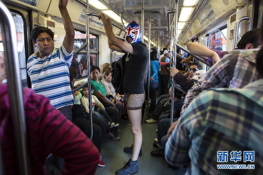 一名參加不穿褲子搭地鐵活動(dòng)的男子站在地鐵車廂內(nèi)。