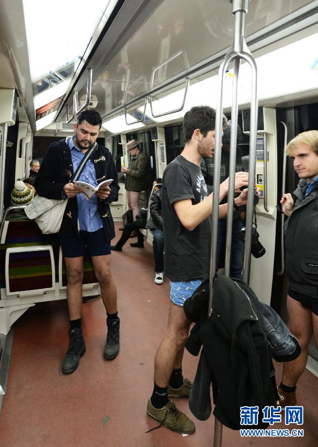 1月12日，在橫貫巴黎東西部的1號(hào)線地鐵車廂里，乘客只穿一條內(nèi)褲搭乘地鐵。
