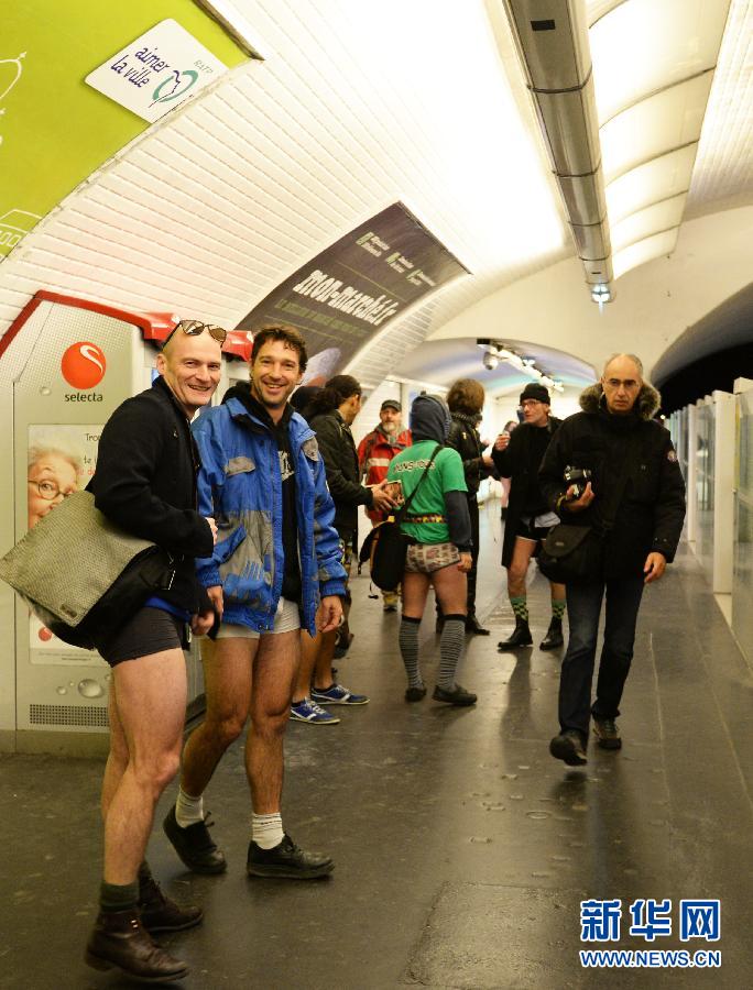 1月12日，在橫貫巴黎東西部的1號(hào)線地鐵車廂里，乘客只穿一條內(nèi)褲搭乘地鐵。