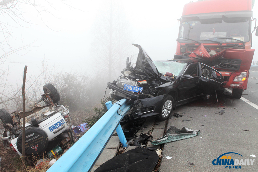 事故現(xiàn)場?；荼?攝