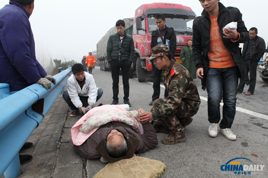 一名受傷群眾被救出?；荼?攝