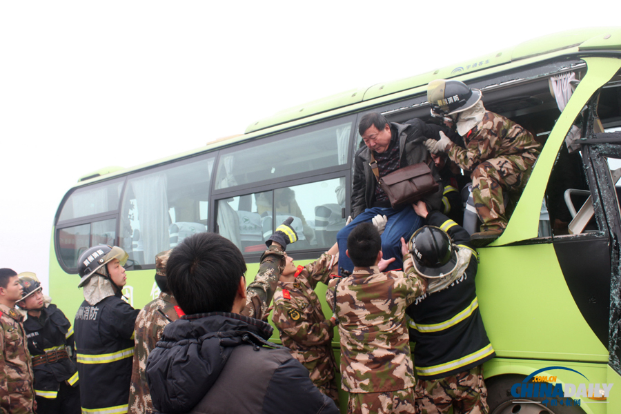 消防人員現(xiàn)場施救?；荼?攝