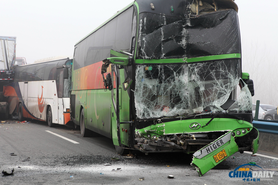 車禍救援現(xiàn)場?；荼?攝