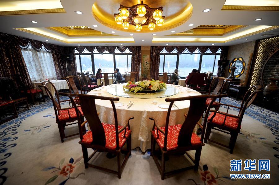 　1月15日，游客在北京紫竹院公園內(nèi)的問月樓喝茶聊天。