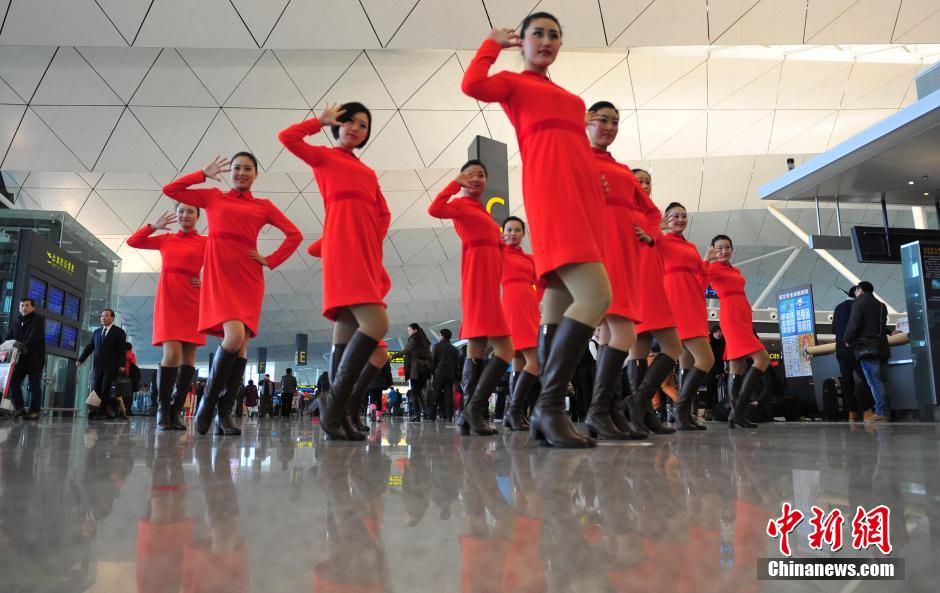 1月23日，機場工作人員在跳“快閃”舞蹈。