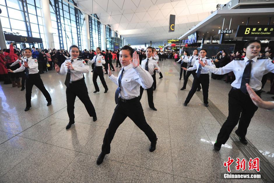 1月23日，機場工作人員在跳“快閃”舞蹈。