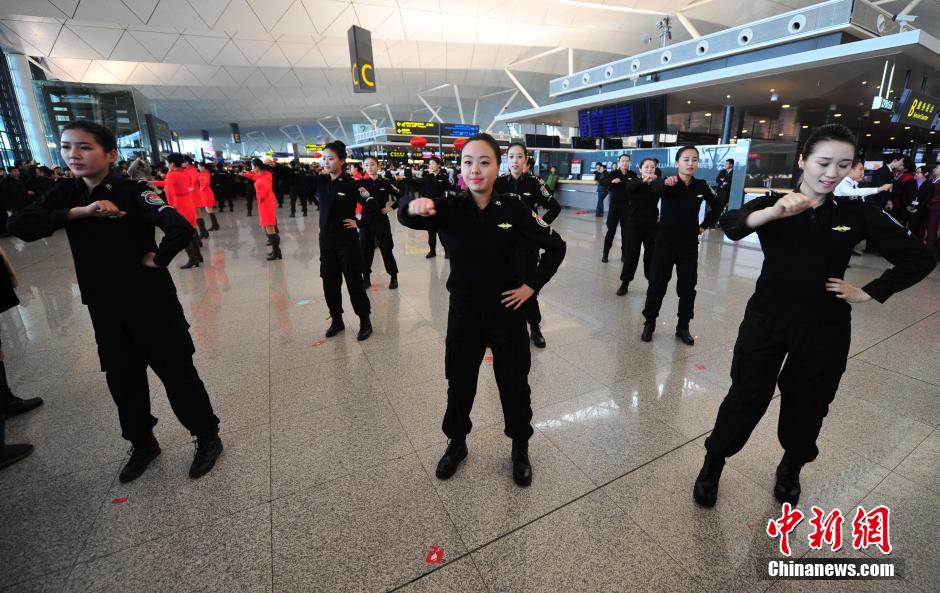 1月23日，機場工作人員在跳“快閃”舞蹈。