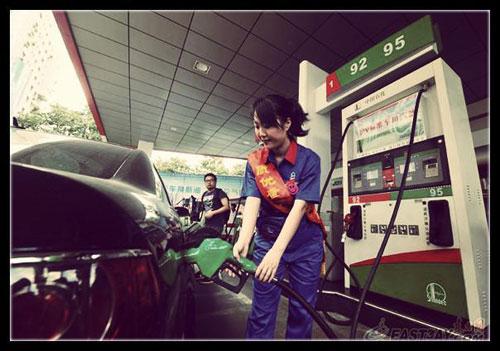 近日，有網(wǎng)友針對(duì)“超標(biāo)40倍事件”評(píng)價(jià)說：“國內(nèi)加油站在油里加水是普遍現(xiàn)象。只是量多量少的問題，車主