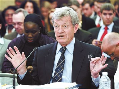 2012年2月1日，鮑卡斯在國會會議上發(fā)言供圖/IC