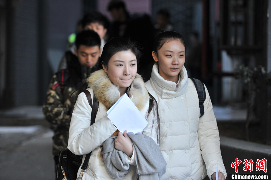 圖為表演系考生走出考場(chǎng)。