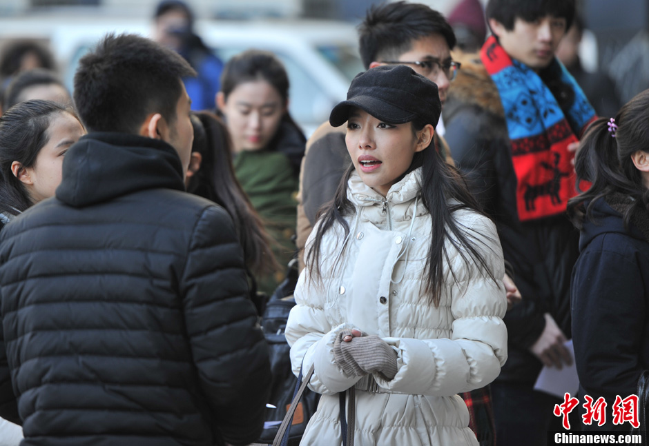 圖為表演系考生走出考場(chǎng)。