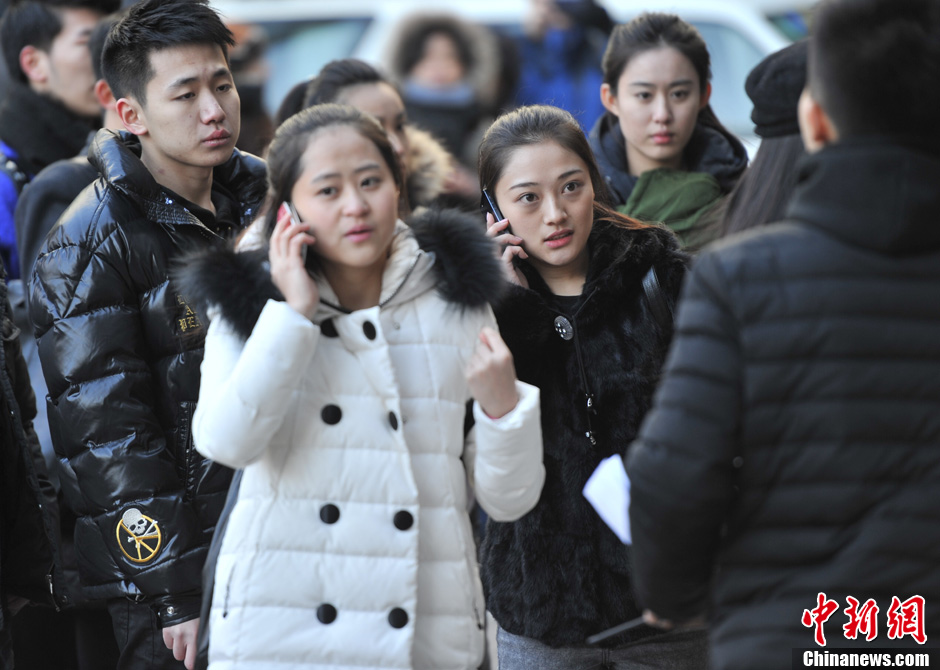 圖為表演系考生走出考場(chǎng)。