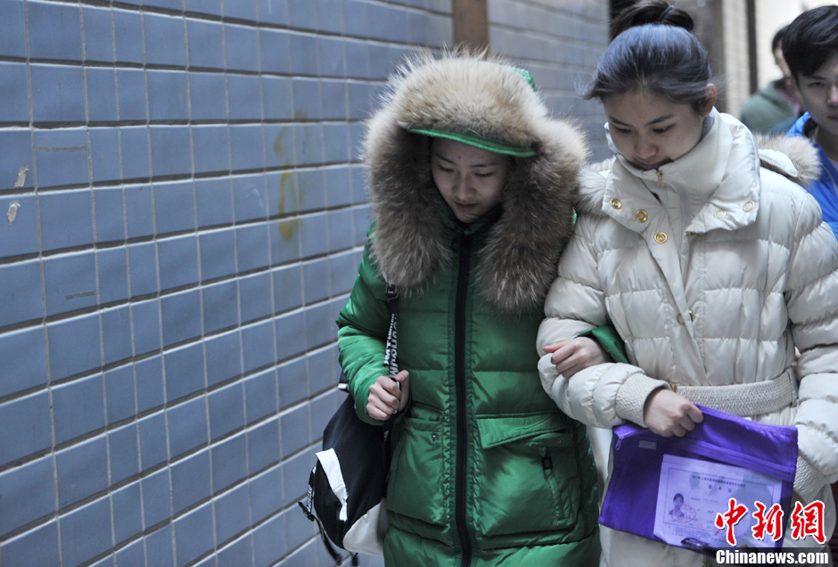 圖為表演系考生走出考場(chǎng)。