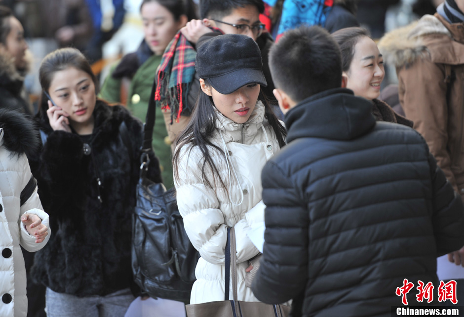 圖為表演系考生走出考場(chǎng)。