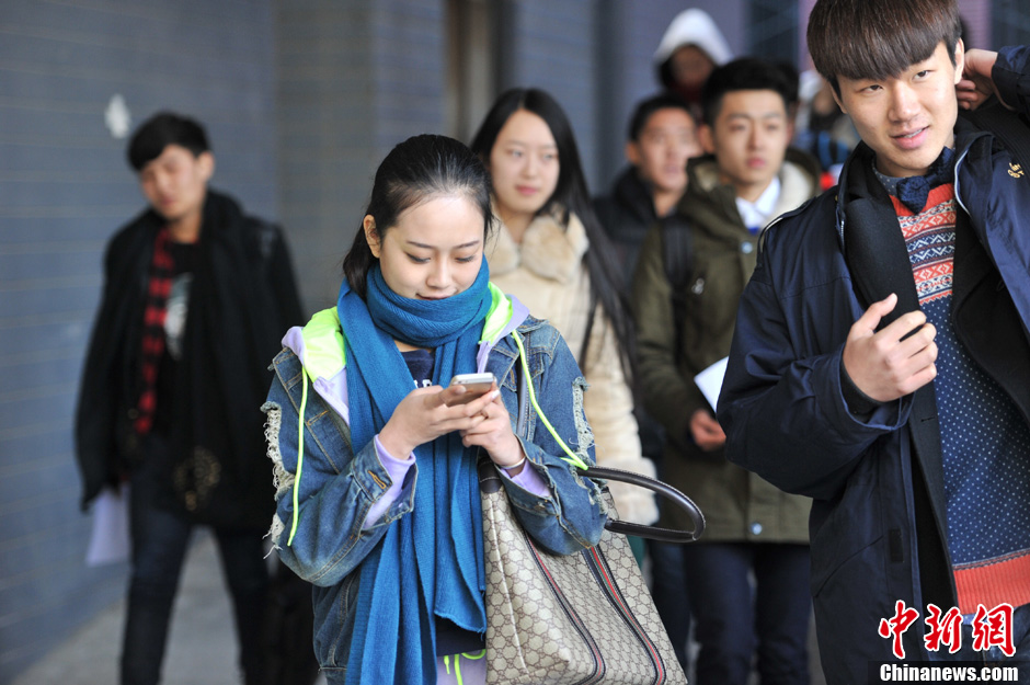 圖為表演系考生走出考場(chǎng)。