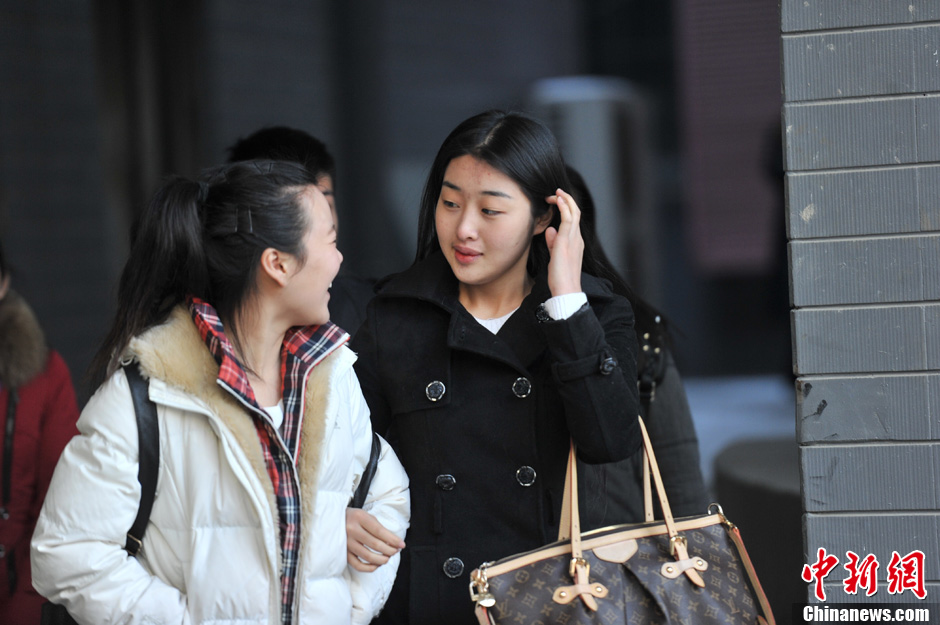 圖為表演系考生走出考場(chǎng)。