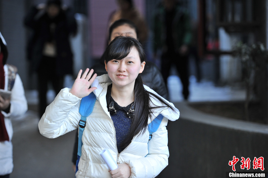 圖為表演系考生走出考場(chǎng)。