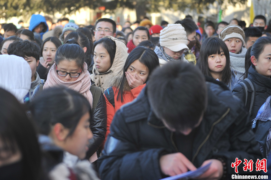 圖為報(bào)考現(xiàn)場(chǎng)。