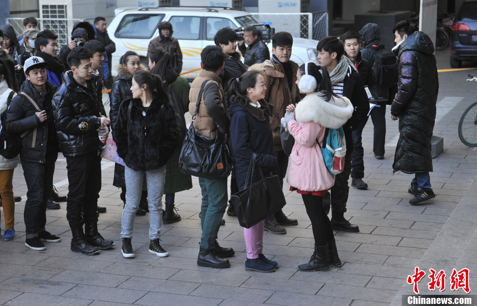 圖為表演系考生走出考場(chǎng)。