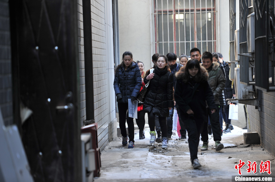 圖為表演系考生走出考場(chǎng)。