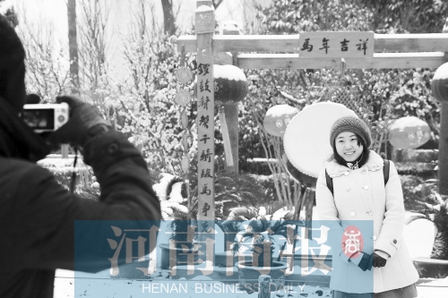 紫荊山公園里布置喜慶，引來不少游客合影留念。記者 楊東華/攝