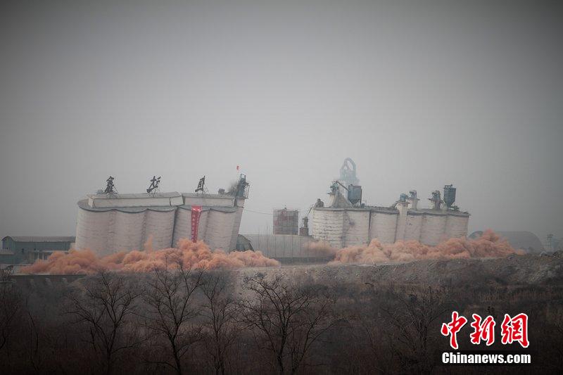 　2014年2月17日，石家莊市再次啟動壓減水泥過剩產(chǎn)能、治理大氣污染水泥企業(yè)集中爆破拆除行動。
