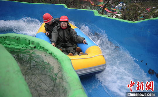 圖為外國友人體驗(yàn)水上漂。陳超　攝