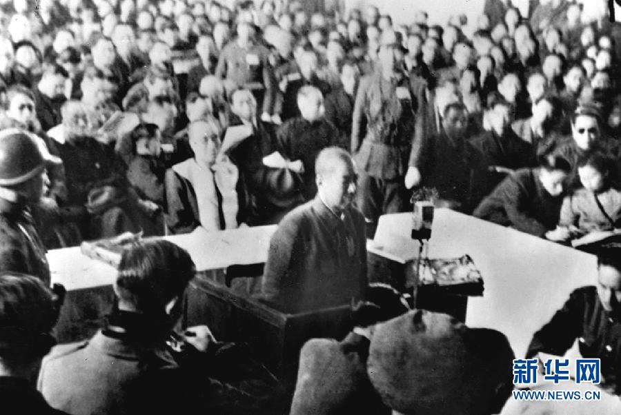 這是抗日戰(zhàn)爭(zhēng)勝利后，制造南京大屠殺的主要罪犯、日軍第6師團(tuán)師團(tuán)長(zhǎng)谷壽夫被押上審判臺(tái)并被處死刑。