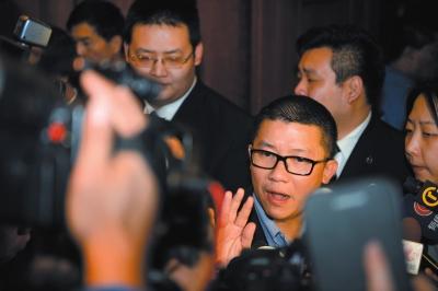 3月10日23時(shí)許，與馬航失聯(lián)航班部分乘客家屬乘坐同一航班的乘客在北京首都機(jī)場(chǎng)辦理值機(jī)手續(xù)。新華社