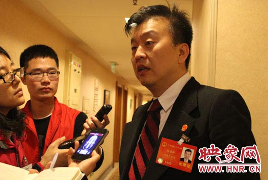 全國(guó)人大代表、中央電視臺(tái)綜藝頻道節(jié)目組主持人、河南省青聯(lián)榮譽(yù)副主席張澤群