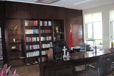 遼寧大學(xué)黨委書記被曝光的辦公室。 網(wǎng)絡(luò)截圖