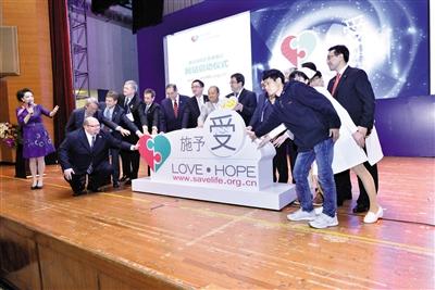 3月19日，中國(guó)首個(gè)器官捐獻(xiàn)志愿者登記網(wǎng)站（www.savelife.org.cn）正式啟動(dòng)，器官捐