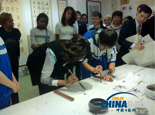 　北京時(shí)間3月21日，美國(guó)第一夫人米歇爾參觀北師大二附中時(shí)，與學(xué)生一起練習(xí)書(shū)法。