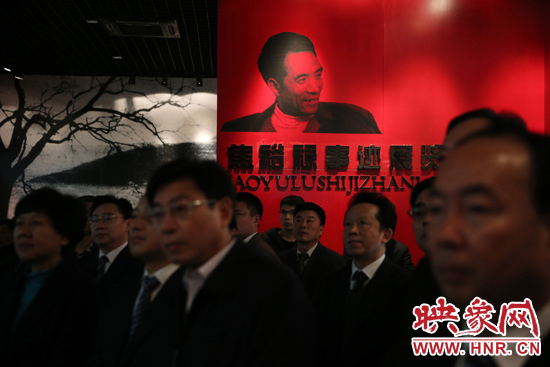 在焦裕祿紀(jì)念館，參觀的人絡(luò)繹不絕，一批批來自全國各地的黨員干部前來學(xué)習(xí)焦裕祿事跡