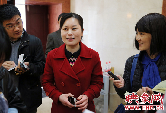 董亞娜是焦裕祿紀(jì)念館副館長，她兩次給習(xí)近平講解，贊總書記看得仔細(xì)，聽得認(rèn)真。3月20日，記者在蘭考采