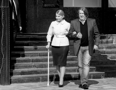 3月27日，烏克蘭基輔，前總理季莫申科在朋友的陪伴下赴新聞發(fā)布會現(xiàn)場，宣布將參加烏克蘭總統(tǒng)選舉。