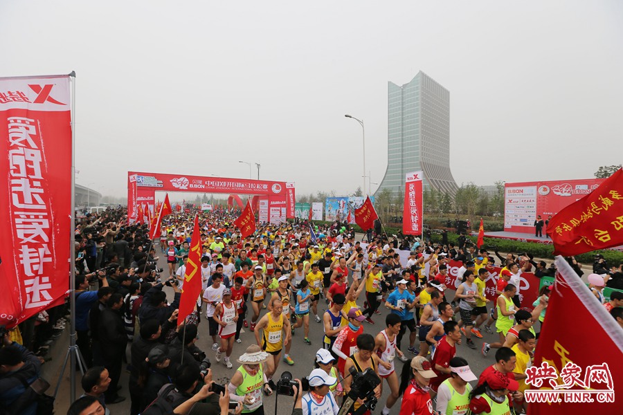 彩旗飄飄的起跑點(diǎn)。