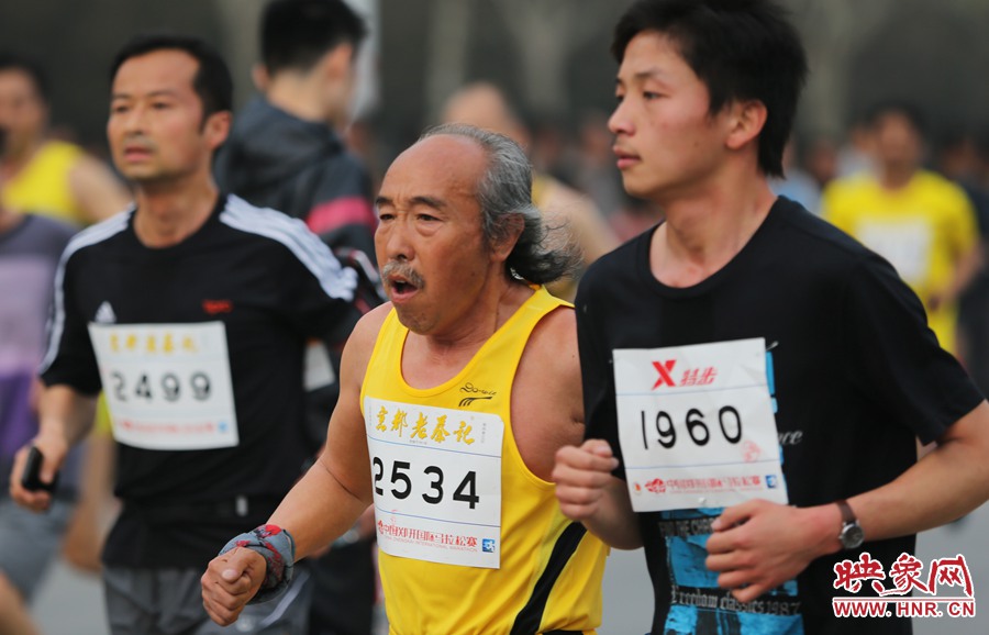 一位老年選手與年輕人比速度。