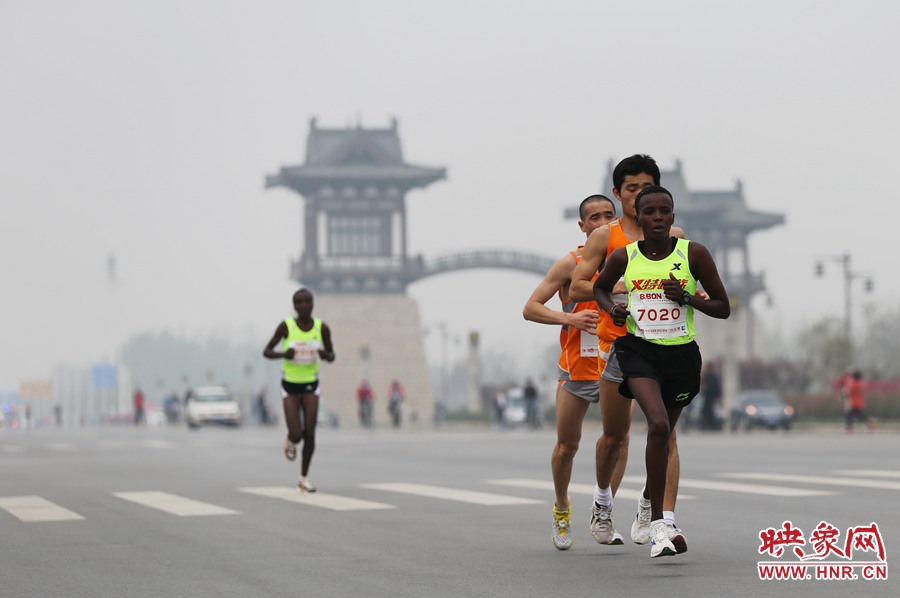 選手進(jìn)入開封市區(qū)。