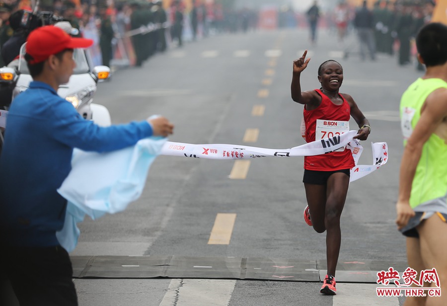 女子全程第一個(gè)沖過終點(diǎn)線的選手。