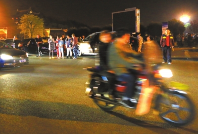 3月30日凌晨，地震發(fā)生后，秭歸縣城一些居民聚集到開闊的廣場上。新華社發(fā)