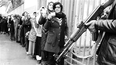 4月5日，阿富汗總統(tǒng)大選投票工作進(jìn)行