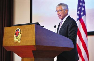 昨日下午，美國(guó)國(guó)防部長(zhǎng)哈格爾在中國(guó)國(guó)防大學(xué)發(fā)表演講。