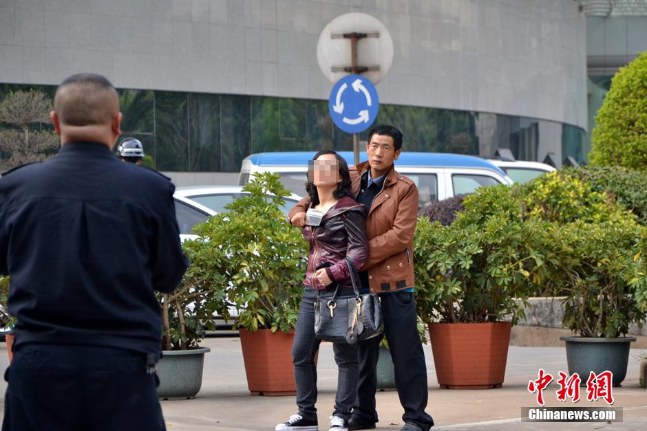 圖為劫持者與警方談判中。