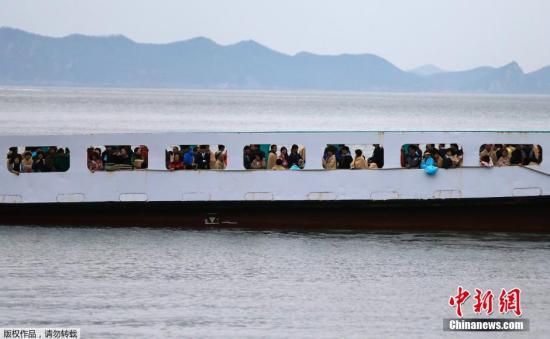 　4月17日清晨，失蹤者家屬乘坐渡輪前往事故現(xiàn)場(chǎng)。