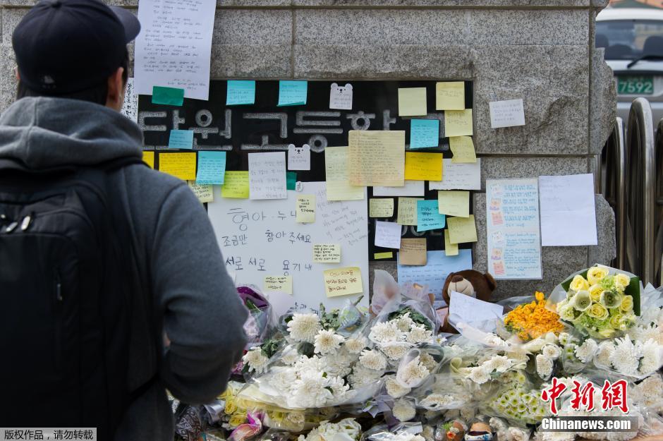 當?shù)貢r間2014年4月21日，韓國安山，民眾持續(xù)為沉沒客輪失蹤乘客祈禱。