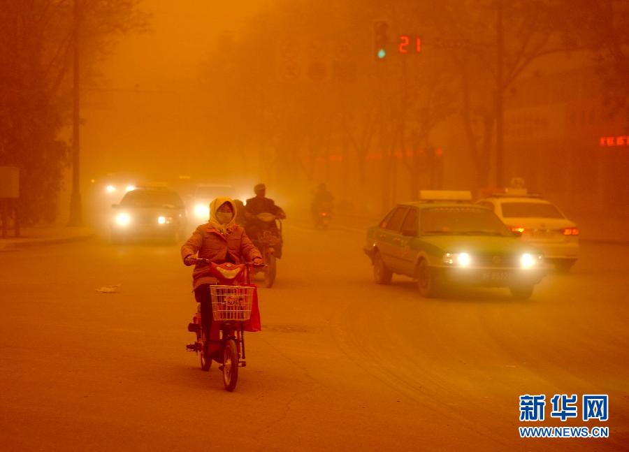 4月23日，沙塵暴中的敦煌街頭。