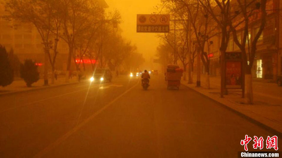 4月23日中午，甘肅酒泉多地出現(xiàn)強(qiáng)沙塵暴。